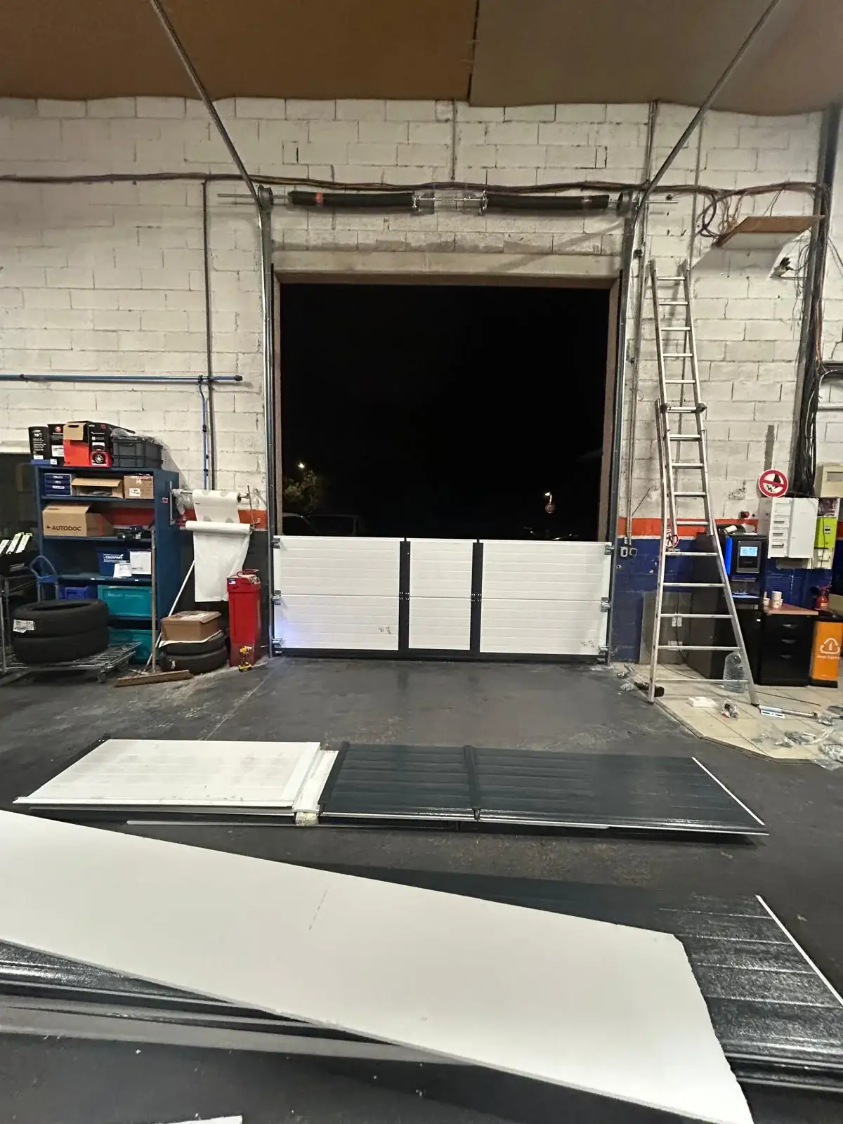 Pose de porte sectionnelle en atelier à Perpignan